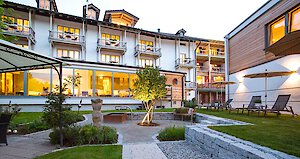 Hotelgarten im Glasmacherort Frauenau